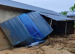 Lũ quét bất ngờ xuất hiện trong đêm cuốn bay nhà dân ở Điện Biên