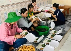 Người dân Nghệ An nấu nghìn suất cơm nóng cho nhau giữa lũ lụt