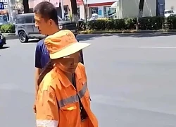 Người mẹ lao công dẫn con trai thiểu năng trí tuệ nhặt rác giữa trời nắng