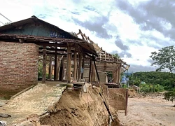 Nhà cửa bị xé toạc sau trận lũ quét trong đêm ở Điện Biên