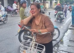 Tiền kẹp trong sổ vay vốn bị rơi, người phụ nữ bật khóc và cái kết có hậu