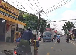 Vội vượt ô tô, người đi xe máy lao vào hai em nhỏ đang đi bộ sang đường