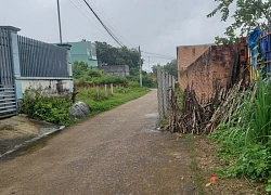 Xây hàng rào giữa đường để 'giữ đất nhà mình'