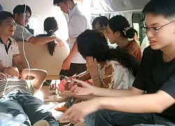 Xe chở đoàn sinh viên đi trao quà từ thiện bị lật, nhiều người bị thương