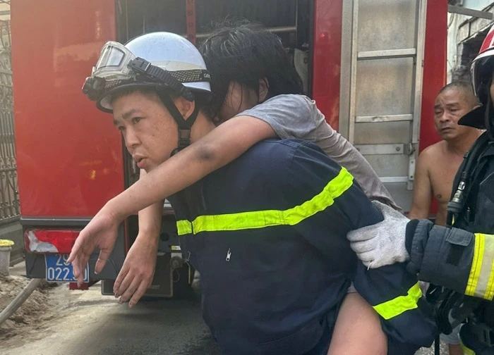 Ba cháu bé mắc kẹt trong ngôi nhà cháy ở ngõ sâu Hà Nội