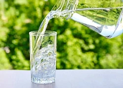 Bạn cần uống bao nhiêu cốc nước mỗi ngày để thận hoạt động tốt?