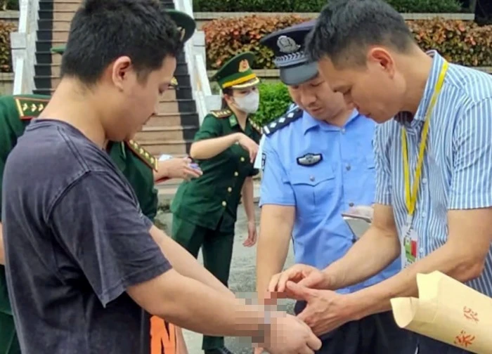 Bắt giữ tội phạm người nước ngoài bị Interpol truy nã đỏ