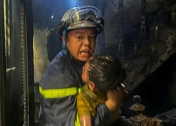 Cảnh sát cứu 3 người mắc kẹt trong vụ cháy nhà ở Hà Nội