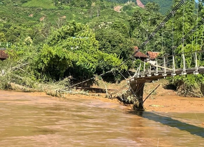 Cảnh tượng kinh hoàng: Cầu bị lũ kéo sập ở Sơn La