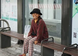 Câu chuyện sau bức ảnh cô bé ăn xin ôm chú chó già ở ngã tư Hàng Xanh