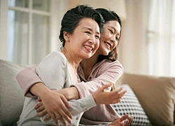 Chăm mẹ chồng ốm, ngày ra viện bà bất ngờ đưa tôi chìa khóa căn hộ mới cùng sổ tiết kiệm