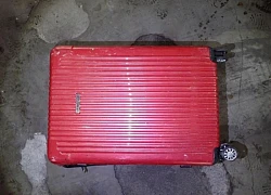 Chiếc vali màu đỏ đặt cạnh rãnh thoát nước chứa bí mật gây chấn động
