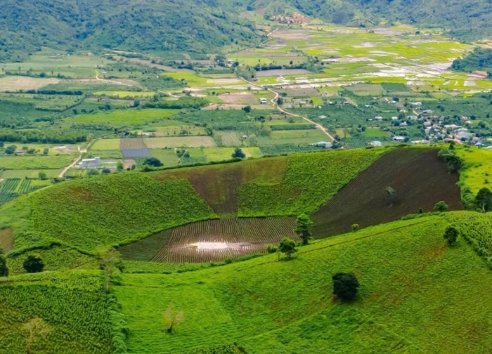 Chiêm ngưỡng núi lửa Chư Đăng Ya triệu năm tuổi ở Gia Lai