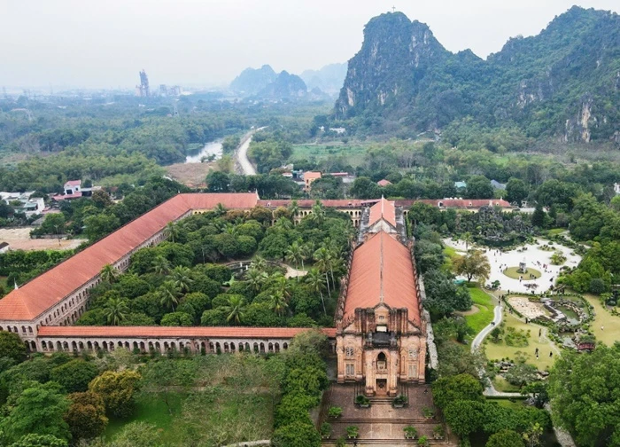 Đan viện đẹp như trời Âu ở Ninh Bình và câu chuyện tháp chuông dang dở