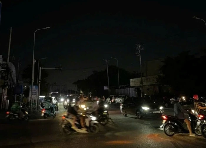 Đèn giao thông tê liệt, buôn bán gián đoạn vì mất điện diện rộng ở TPHCM
