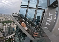 Du khách đứng tim khi nghiêng người 65 độ trên tầng 75 tòa nhà chọc trời