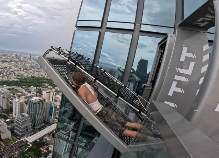 Du khách đứng tim khi nghiêng người 65 độ trên tầng 75 tòa nhà chọc trời