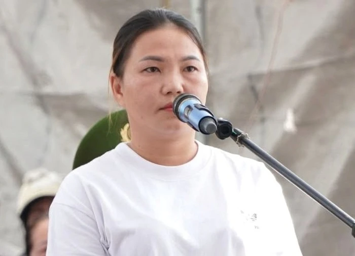 Dùng mũ bảo hiểm đánh công an, người phụ nữ lĩnh 1 năm tù