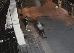 Hà Nội: Cô gái bị giật điện thoại khi đứng ở vỉa hè