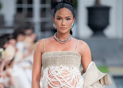 H'Hen Niê khoe bụng bầu trên sàn catwalk, được ông xã chăm sóc 'tận răng'