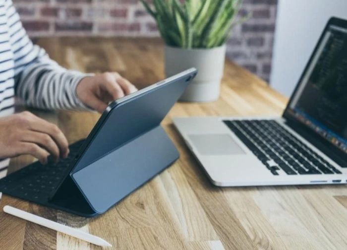 iPad hay laptop mới thực sự là 'chân ái' cho sinh viên để vừa học tập, làm việc?