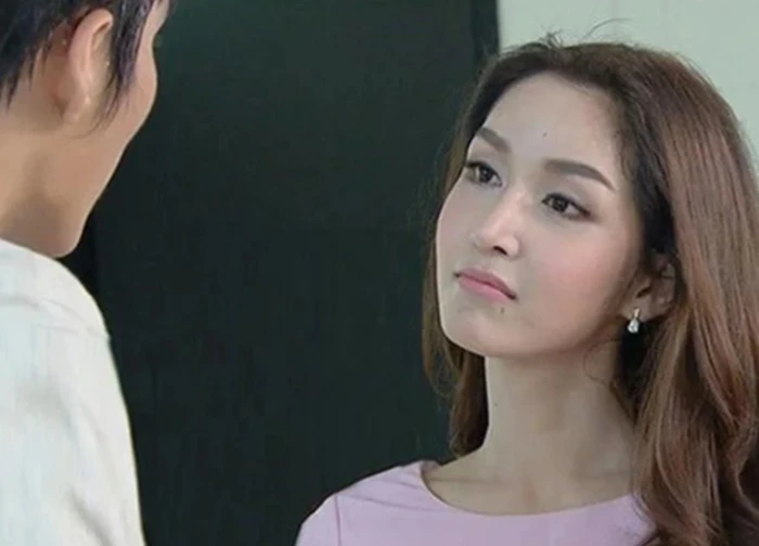 Ngày chồng qua đời, khi nhìn kỹ chiếc nhẫn cưới anh đeo tôi mới biết mình bị phản bội