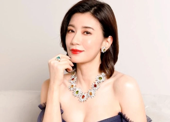 Nữ diễn viên "Ỷ thiên đồ long ký" hoảng sợ chạy trốn sóng thần
