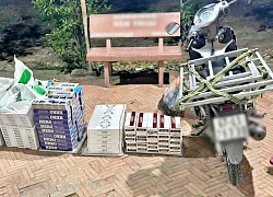 Phát hiện hàng cấm trên xe máy của người phụ nữ ở An Giang