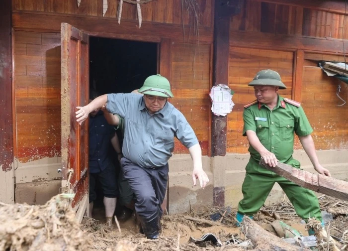 Thủ tướng thăm hỏi người dân chịu thiệt hại do mưa lũ ở Điện Biên