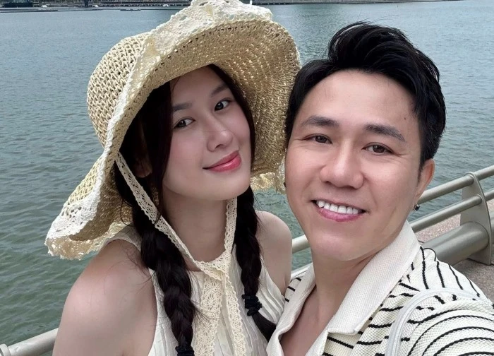 Vợ Anh Đức suýt bị xe đụng, biểu cảm liếc xéo sau đó thổi bùng tranh cãi!