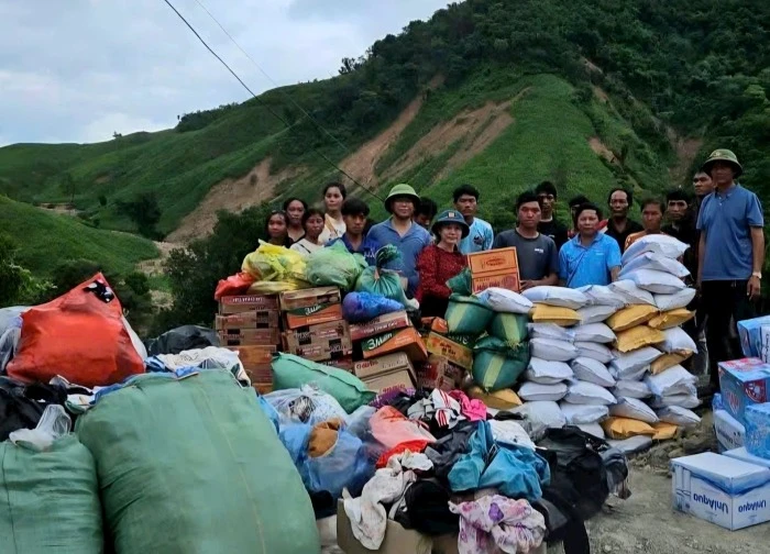 Xúc động hình ảnh chính quyền, người dân xã Mường Típ (Nghệ An) chia sẻ hàng cứu trợ lũ lụt cho người dân bản của nước bạn Lào