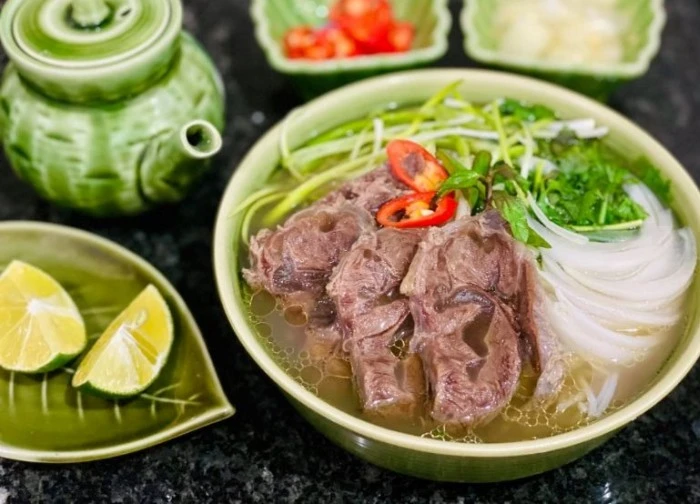 Ăn phở có nên vắt chanh? Cách ăn phở của người Hà Nội