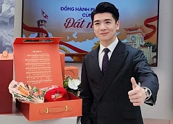 Bố đơn thân nghìn tỷ nhà bầu Hiển khoe visual sáng bừng, chiếm spotlight khi thăm quan triển lãm hot nhất tháng 8