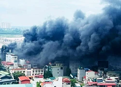 Cháy lớn tại bãi xe ở Hà Nội, khói bốc đen đặc kèm mùi khét