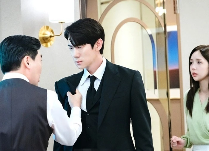 Chỉ tay sang nhà hàng xóm, bố vợ chê một câu khiến tôi tự ái vô cùng