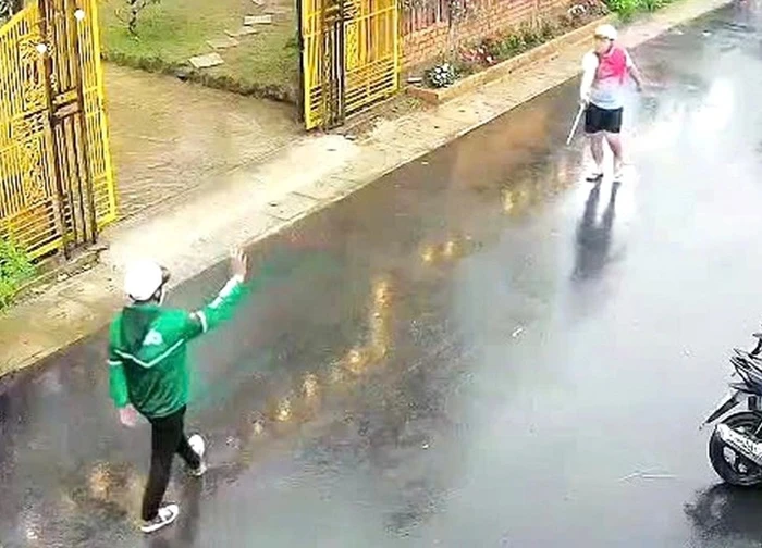 Chồng cùng 2 người lạ chặn đường đánh vợ giữa ban ngày