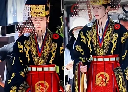 Chưa thấy hoàng đế nào cỡ này: Khoác long bào như mặc hàng Taobao giá rẻ, visual trời ban cũng vô phương cứu chữa!