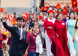 Clip HOT: Hoàng Thuỳ Linh bật chế độ "nóc nhà", Đen Vâu răm rắp nghe lời!