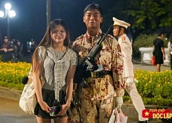 Cô gái đợi hàng tiếng để gặp bạn trai chiến sĩ 1 phút