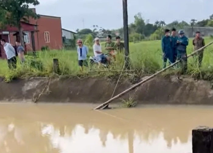 Đôi nam nữ lao xuống kênh sau trận cãi vã giữa đêm