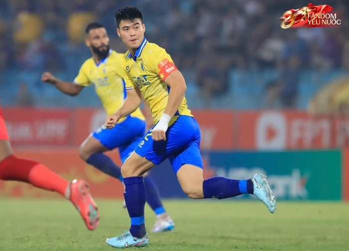 Duy Mạnh gây ấn tượng tuyệt đối với tấm băng đội trưởng in hình lá cờ tổ quốc hướng về Đại lễ 2/9