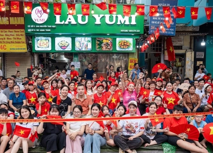 Gia đình Hà Nội nấu 200 bát bún hải sản dành tặng bà con xem duyệt diễu binh