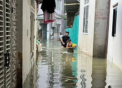 Hà Nội ngập 5 ngày chưa rút: Dân cõng con đi học, kéo xe máy bằng thuyền