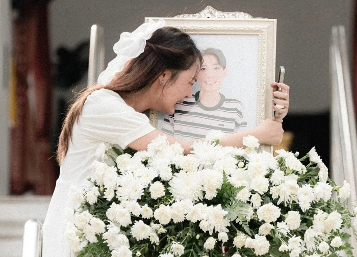 Nữ diễn viên phim bách hợp thương tiếc bạn trai vừa qua đời, lại bị "ném đá" vì lý do không tưởng