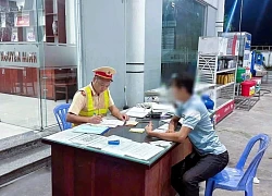 Mở cửa kiểm tra xe khách 24 chỗ, 'bất ngờ' với cảnh tượng bên trong