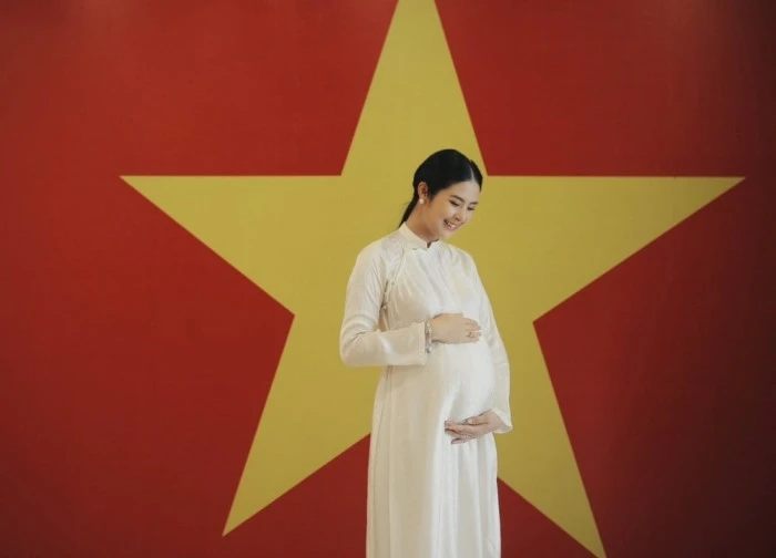 Sao Việt 30/8: Hoa hậu Ngọc Hân khoe bụng bầu trong tà áo dài