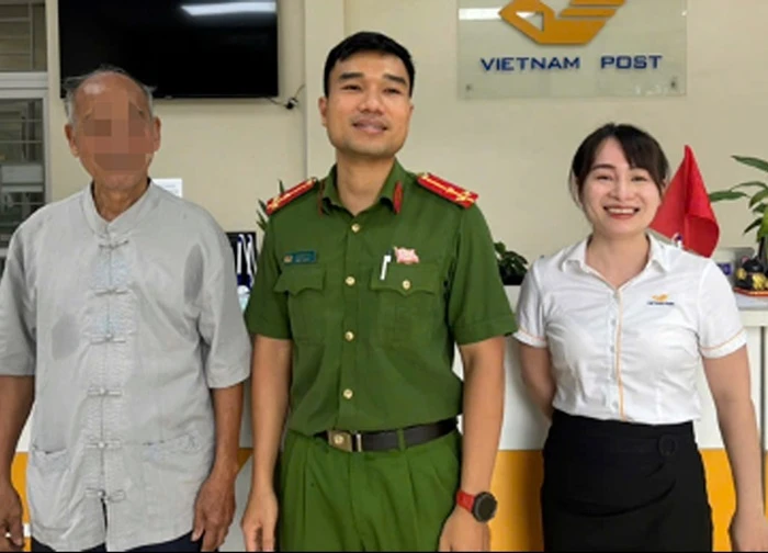 Thấy cụ ông rút sạch tiền tiết kiệm, nữ nhân viên Hà Nội linh cảm điều lạ
