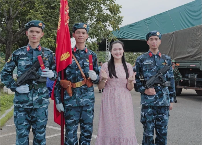 Tiểu thư Quỳnh Anh lên đồ như công chúa cùng Duy Mạnh đi đu chiến sĩ 80, khoe ảnh "thắng đời 1-0"