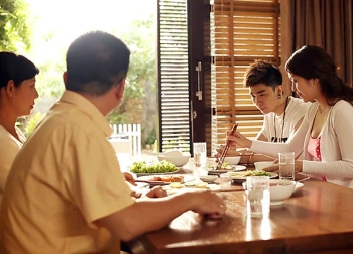 Tuổi 18 lên xe hoa, tôi đau điếng khi lén nghe chồng nói chuyện với mẹ anh