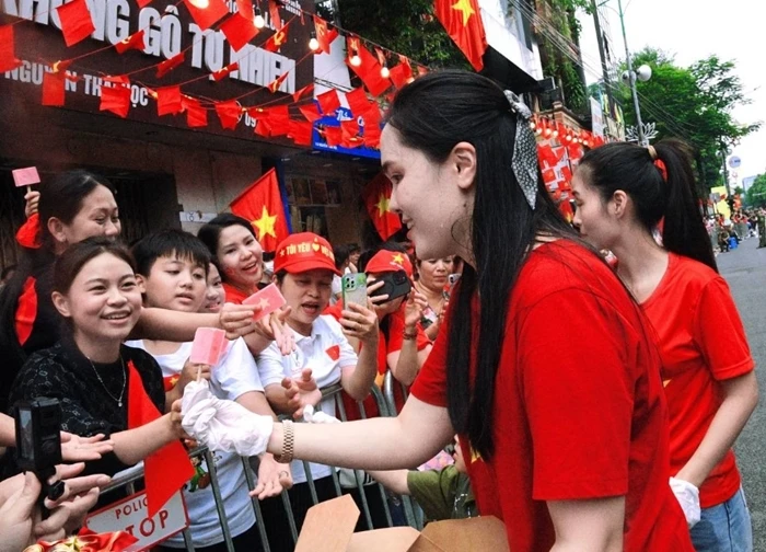 Vợ Duy Mạnh gây sốt với khoảnh khắc dựa dẫm vào mẹ - phu nhân cựu Chủ tịch CLB Sài Gòn khi xem A80